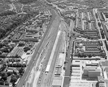 881179 Luchtfoto van het zuidelijke deel van het emplacement van het Centraal Station te Utrecht, uit het noordwesten.